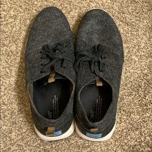 Like new men’s toms sneakers black size 12
